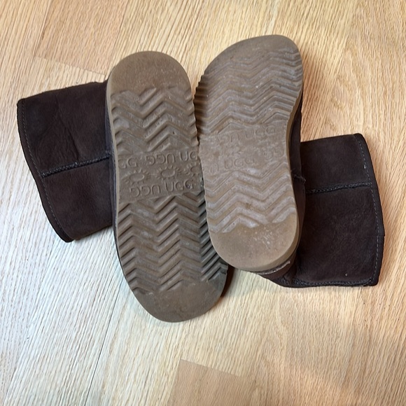 Uggs Classic Short chocolate brown size 7 - Picture 2 of 2
